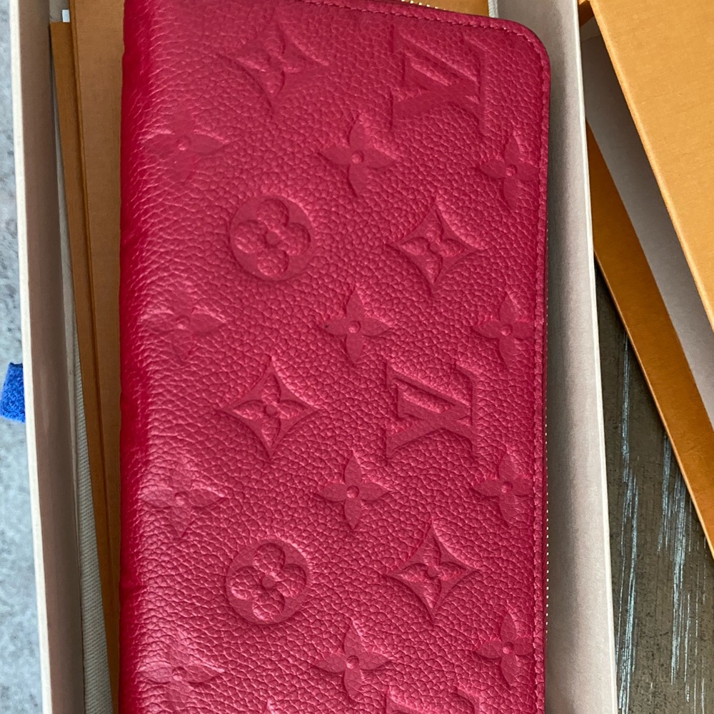 Scarlett Louis Vuitton zippy Wallet - Picture 8 of 11
